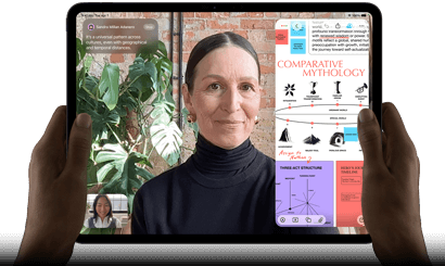 Asztrofekete iPad Pro szemből, fekvő tájolásban, lekerekített sarkokkal, fekete kijelzőkerettel. A bal és jobb szélén
      egy-egy kéz fogja, a kijelzőn élőben fordított FaceTime-beszélgetés, valamint egy oktatási célú alkalmazás jelenik meg, amely
      egy komparatív mitológiáról szóló prezentációt tartalmaz szöveggel, ábrákkal és kézzel írt jegyzetekkel